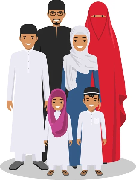 Konsep keluarga dan sosial. Orang Arab generasi pada usia yang berbeda. Ayah, ibu, anak laki-laki dan perempuan Arab berdiri bersama-sama dalam pakaian tradisional islamik. Ilustrasi vektor . - Stok Vektor