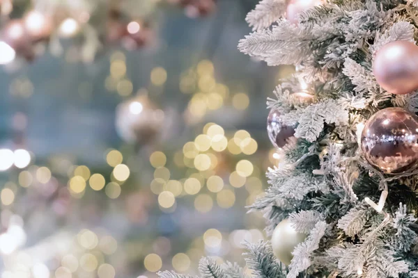 Dekorerad och upplyst julgran på mjuk suddig gyllene bakgrund. grannlåt och ljus på trädgren. Gott nytt år eller god jul vykort. — Stockfoto