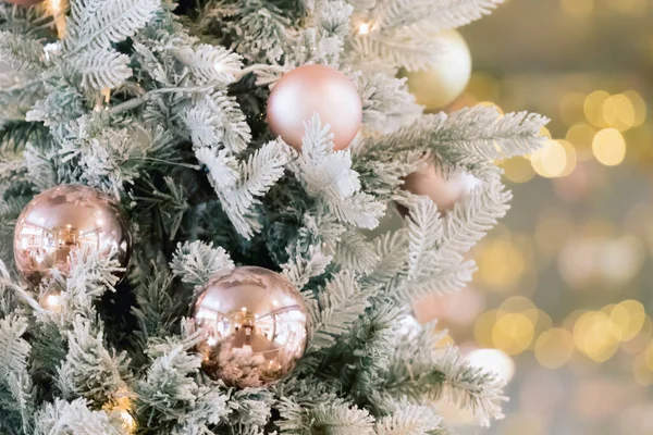 Gyllene dekorerad julgran med bollar och ljus på suddig bakgrund. God jul-kort. Nyår dekoration på bokeh bakgrund. Kopiera utrymme. — Stockfoto