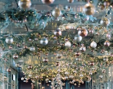 Modern alışveriş merkezinin, alışveriş merkezinin ya da sergi yerinin tavanından sarkan Noel süsleri.