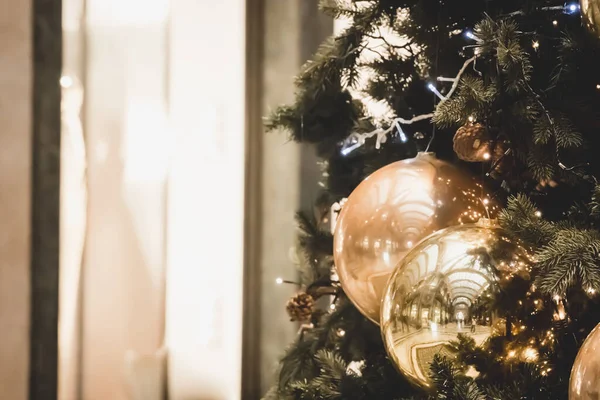 Julgran gren dekorerad med grannlåt, bollar på arkitektoniska landmärke bakgrund. Festlig utomhus dekorativa jul ljus bakgrund. — Stockfoto