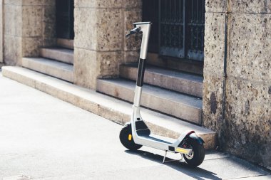 Şehirdeki hareketlilik için elektronik scooter. Avrupa şehir merkezinde kamu paylaşımı için elektrikli scooter