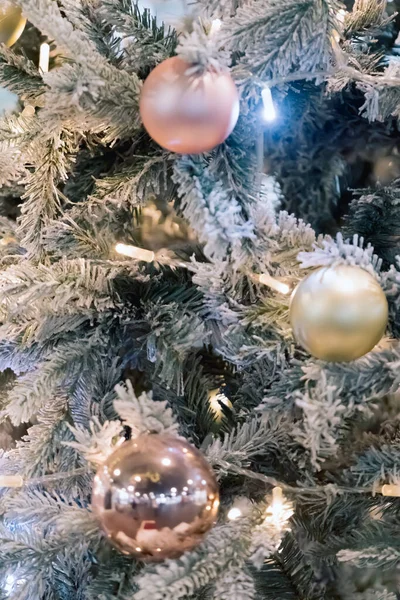 Goldene Kugeln auf Zweigen einer Fichte. Weihnachtlicher Hintergrund. Frohe Weihnachten und einen guten Rutsch ins neue Jahr. — Stockfoto