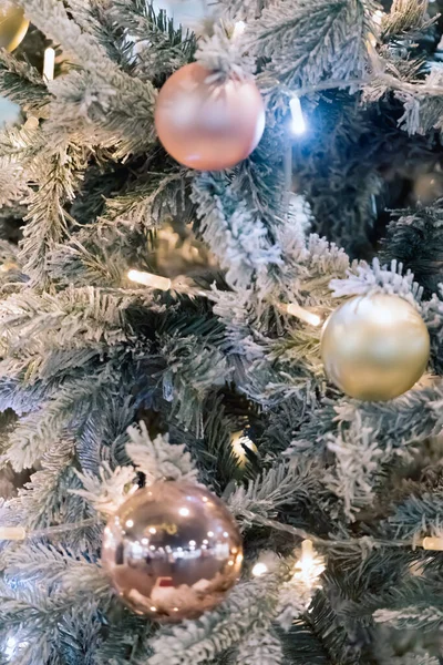 Bugigangas douradas no ramo de abeto. Fundo de Natal. Feliz Natal e Feliz Ano Novo cartão postal de férias. — Fotografia de Stock