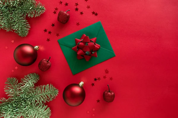 圣诞贺卡和贺信，圣诞树枝条，灌木，红色表面上闪闪发光的装饰。圣诞快乐，新年快乐。平铺，复制空间 — 图库照片