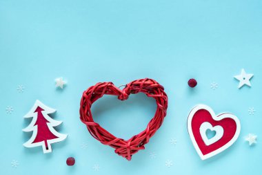 Pastel mavi yüzeyde kırmızı ve beyaz süslemeli Noel kompozisyonu, üst manzara, kopyalama alanı. Mutlu Noeller ve mutlu bayramlar tebrik kartı, çerçeve, bayrak, düz uzanma