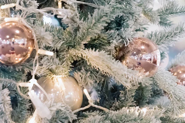 Goldene Kugeln auf Zweigen einer Fichte. Weihnachtlicher Hintergrund. Frohe Weihnachten und einen guten Rutsch ins neue Jahr. — Stockfoto