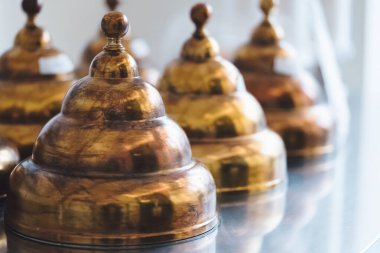 Bakır detay dekorasyonu kapanıyor. Milan, İtalya