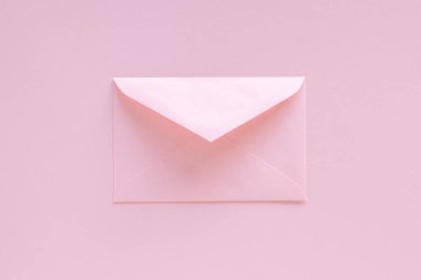 Pastel pembe arka planda tebrik kartı olan pembe bir zarf. Tebrik mektubu, Noel Baba 'ya mektup. Noel ya da Yeni Yıl 2021 minimum konsept. Yukarıdan Görünüm
