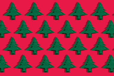 Kırmızı yüzeyde Noel dekoratif ağaçları. Bayramın nesne deseni gölgeli bir ağaç. Moda Noel duvar kâğıdı. Mutlu bayramlar, tebrik kartı, afiş.
