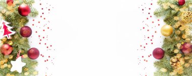 Noel kompozisyonu. Noel topları, çam kozalakları, beyaz yüzeyde köknar dalları. Düz konum, üst görünüm, kopyalama alanı, yukarıda, web pankartı