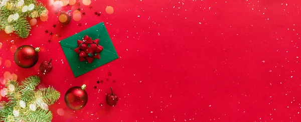 圣诞贺卡和贺信，圣诞树枝，灌木，闪闪发光的红色装饰。圣诞快乐，新年快乐。平铺，横幅，复制空间 — 图库照片