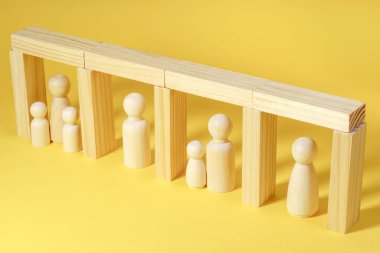 Kısıtlı kamu sağlığı önlemleri - izolasyon, fiziksel uzaklık, ve karantina virüsün bulaşmasını azaltmak için kullanılır. İnsanlar koronavirüs salgını sırasında dairelerde kalmak zorundalar.
