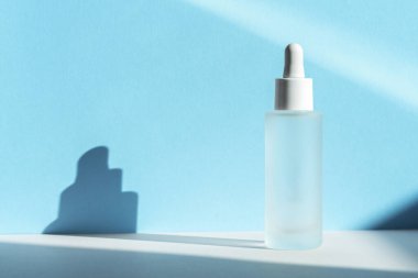 Hyaluronik asit yağ tentürü. Cam şişede damlatıcıyla şeffaf sıvı emülsiyonu. Kolajen ve peptit içeren serum, ürün reklamları. Güzellik ürünleri, modelleme, markalaşma, afiş