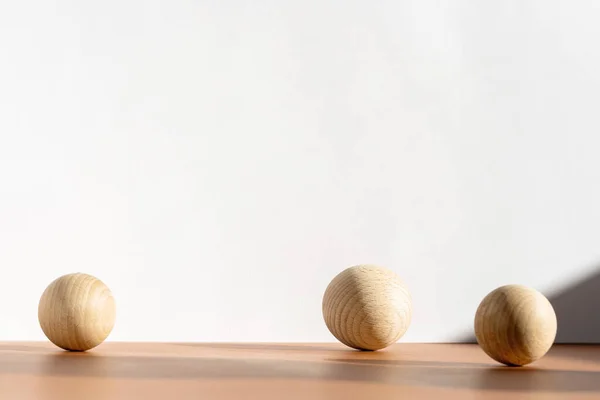 Efecto de moda de superposición de sombra natural en la superficie marrón de la mesa. Mínimo fondo de presentación del producto cosmético con decoración de madera, sombras de la ventana. — Foto de Stock