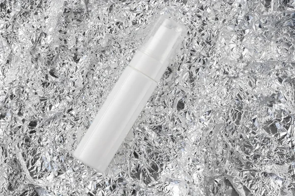 Schönheitsbehandlung Hautpflege und kosmetische Lotion Creme Attrappe Flasche Verpackung Produkt flach lag. Mock up weißes Spray für Feuchtigkeitscreme, Gesichtsreiniger, Shampoo auf Silber zerknüllte Metallstruktur — Stockfoto