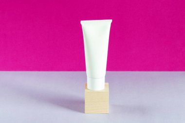 Güzellik spası ürünleri paket, reklam markası, doğal kozmetik ürünleri, podyumda serum. Beyaz krem tüpü boş şişe ambalajı. Tıbbi cilt bakımı nemlendiricisi