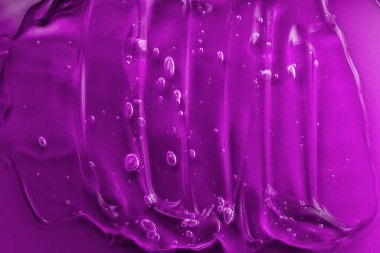 Baloncuklu mor jel lekesi. Nemlendirici krem, saç jölesi. Soyut kozmetik arka plan. Şeffaf güzellik serumu kozmetik ürünü. Cilt makyajı temizleyici leke örneği. Makro
