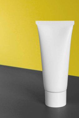 Sıhhatli paket. Krem şişesi, nemlendirici losyon, köpük, temizleyici, cilt bakımı için şampuan. Sarı arka planda kozmetik. Güzellik ürünü maketi. Marka kaplıcası.