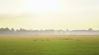 Yolcu hız treninin penceresinden güzel doğa alanları ve çayırlar manzarasına bakın.