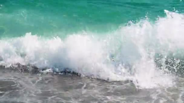 Потужні блакитні морські хвилі впадають у морський берег і розбризкують морську воду піни — стокове відео