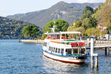 Como, İtalya - Ekim 2019: Innominato feribotu Como City rıhtımında durdu. Kamu motoru Como Gölü 'ne vardı ya da istasyondan ayrıldı..
