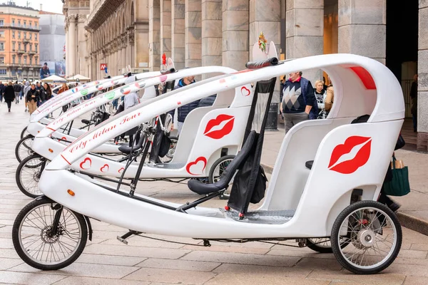 현대의 자전거 인력거. Velotaxi, bicitaxi 오토바이 택시가 주차장에서 관광객들이 시내를 지나가기를 기다리고 있습니다. 에코 친화적 인 교통 수단. 밀라노, 이탈리아 - 2019 년 10 월 — 스톡 사진