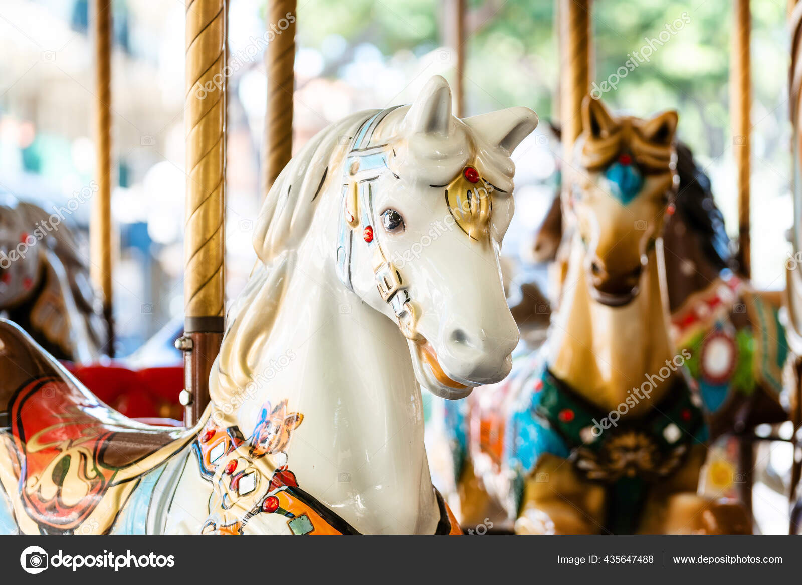 Carrossel Festivo, De Carrossel, Com Cavalos E Luzes Em Frankfurt