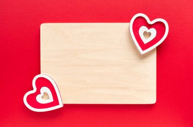 Sevgililer Günü kompozisyonu. Ahşap çerçeve, sevgililer günü süslemeleri.