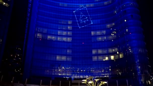 Milano, Italien - 17 december 2020: Unicredit tower bank skyskraper, Square Gae Aulenti, Garibaldi området. 3D-projektionskartläggning på byggnaden. Kartläggning av laservideo på fasad. — Stockvideo