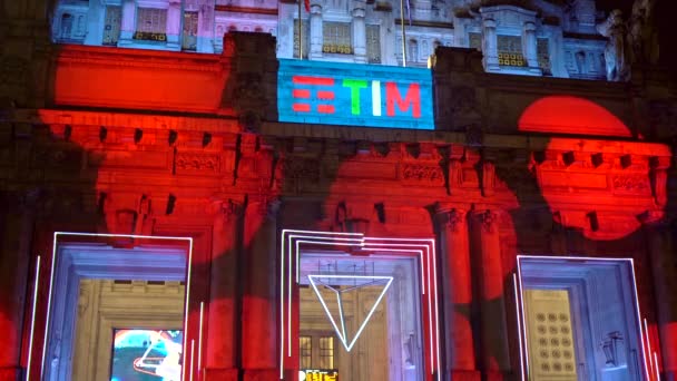 Milán, Italia - 18 de diciembre de 2020: Mapeo de proyección 3D en el edificio. Estación central de tren en Milán iluminada por la noche para las vacaciones de Navidad. Realidad aumentada — Vídeos de Stock