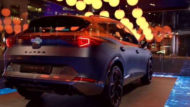 Milan, Itálie - 17. prosince2020. Cupra Formentor předvedl futuristický design. — Stock video