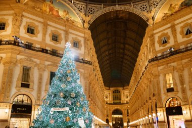 Milan, İtalya - 15 Aralık 2020: Dijital Noel Ağacı Swarovski 2020 Galleria Vittorio Emanuele II 'nin merkezinde Swarovski butiğinin önünde.