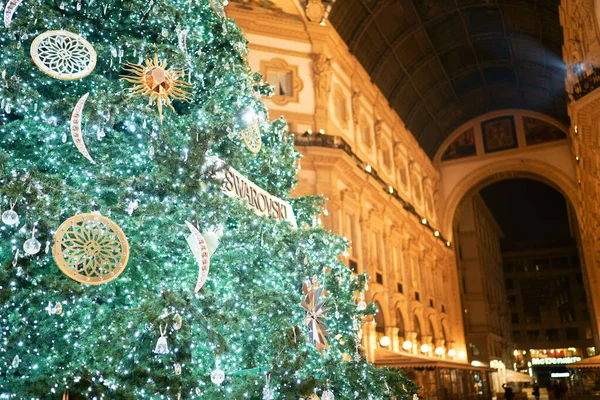 Milan, Itálie - prosinec, 15, 2020: Digitální vánoční strom Swarovski 2020 v centru Galleria Vittorio Emanuele II před butikem Swarovski — Stock fotografie