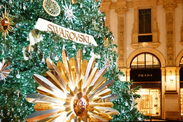 Milan, Itálie - prosinec, 15, 2020: Digitální vánoční strom Swarovski 2020 v centru Galleria Vittorio Emanuele II před butikem Swarovski — Stock fotografie