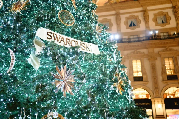 Milan, Itálie - prosinec, 15, 2020: Digitální vánoční strom Swarovski 2020 v centru Galleria Vittorio Emanuele II před butikem Swarovski. — Stock fotografie