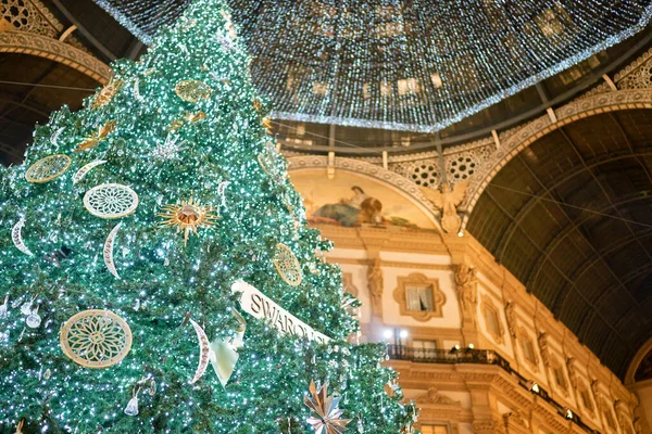 Milan, Itálie - prosinec, 15, 2020: Digitální vánoční strom Swarovski 2020 v centru Galleria Vittorio Emanuele II před butikem Swarovski. — Stock fotografie