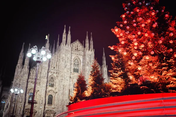 Milan, Itálie - prosinec, 15, 2020: Vánoční stromek před milánskou katedrálou, náměstí Duomo v prosinci, noční pohled. Dekorovaný strom v centru Evropy. — Stock fotografie
