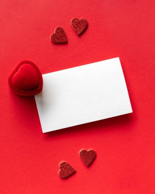 Romantik aşk evliliği teklifi. Boş beyaz mektup modeli ve nişan yüzüğü.