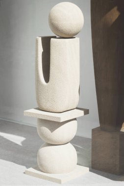 Milan 'daki moda mağazasının vitrininde geometrik formlardan yaratıcı sanat heykelleri.