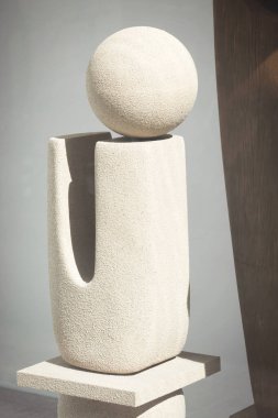 Milan 'daki moda mağazasının vitrininde geometrik formlardan yaratıcı sanat heykelleri.