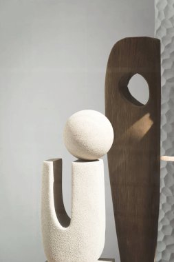 Milan 'daki moda mağazasının vitrininde geometrik formlardan yaratıcı sanat heykelleri.