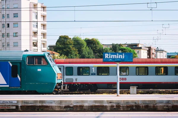 Widok pociągu regionalnego czekającego na peronie na dworcu kolejowym w Rimini, Włochy. Zatrzymanie pociągu w Rimini. — Zdjęcie stockowe