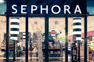 Milan, İtalya - 17.12.2020. Sephora logosu ve geceleri mağazanın vitrininde noel süsleri. Sephora makyaj, parfüm, güzellik salonu..