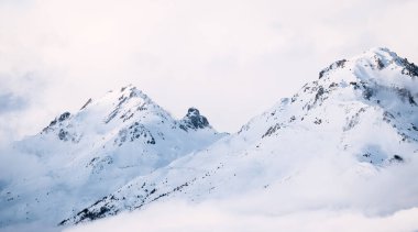 Brianson yakınlarındaki dağların panoramik manzarası, Serre Chevalier Resort, Fransa. Sisli kış dağ manzarası. Kayak merkezi manzarası. Kış tatili Dağlarda puslu bir sabah