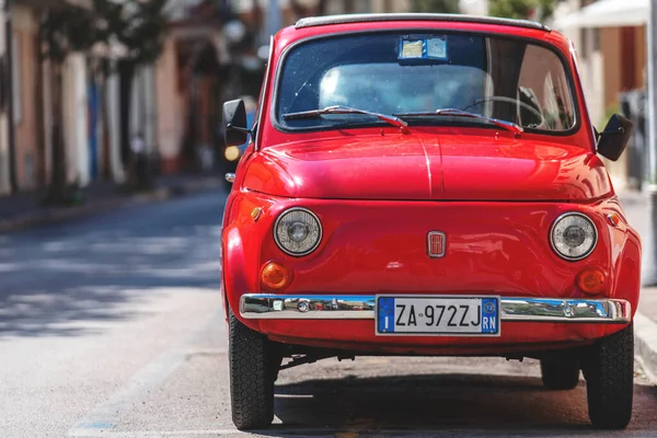 Fiat 500 klasik retro araba şehir sokağına park edilmiş. Gabbice Mare, İtalya - 07 Eylül 2019