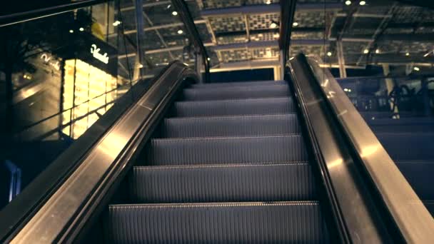 Современная линия эскалатора с лестницей в торговом центре, торговый центр, ведущий к площади Гае Ауленти в Милане. 4К видео. Милан, Италия - 17 декабря - 2020 — стоковое видео