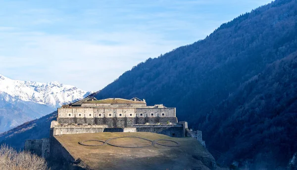Vista sulle torri medievali della fortezza. Forte medievale punto di riferimento. — Foto Stock