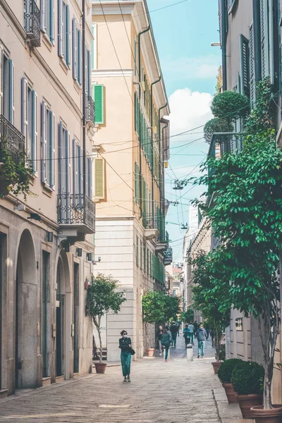 Типичная итальянская узкая улочка исторического центра Милана. Милан, Италия - 24 сентября 2020 года — стоковое фото