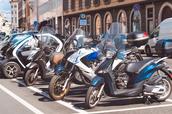 Μοτοσικλέτες σταθμευμένες σε μια σειρά στο κέντρο της ευρωπαϊκής πόλης. Motorcyclists έννοια ταξίδια κοινότητα. Μιλάνο, Ιταλία - 24 Σεπτεμβρίου 2020. — Φωτογραφία Αρχείου